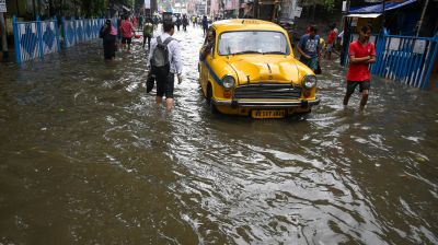 রেকর্ড বৃষ্টিতে ডুবল কলকাতা, অন্তত ১২ জনের মৃত্যু