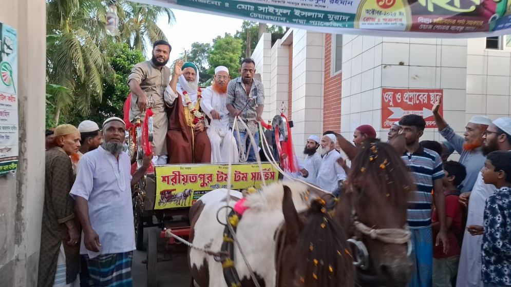 ২৫ বছর ইমামতির পর সজ্জিত ঘোড়ার গাড়িতে বিদায়