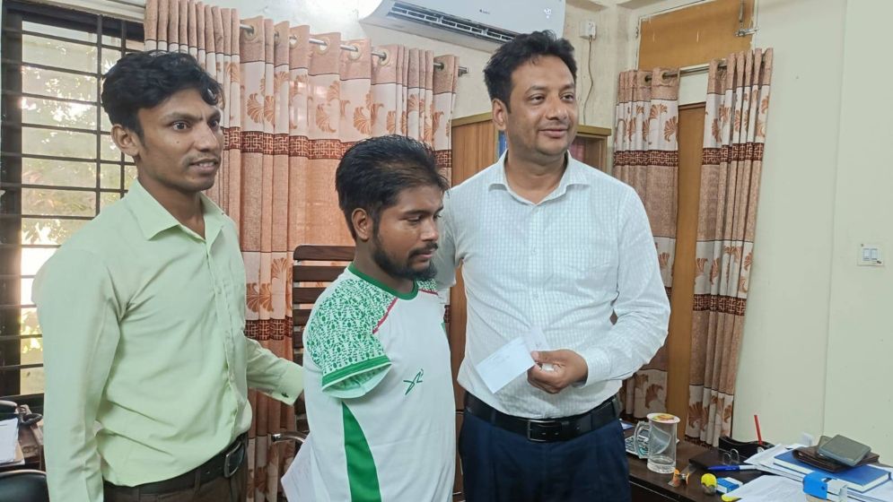 ইউএনও অফিসে জসিম মাতুব্বর। ছবি: যুগান্তর
