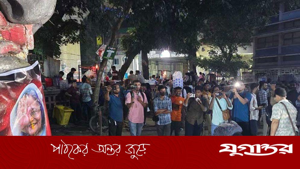 টিএসসিতে হাসিনার ছবিতে ডিম নিক্ষেপ
