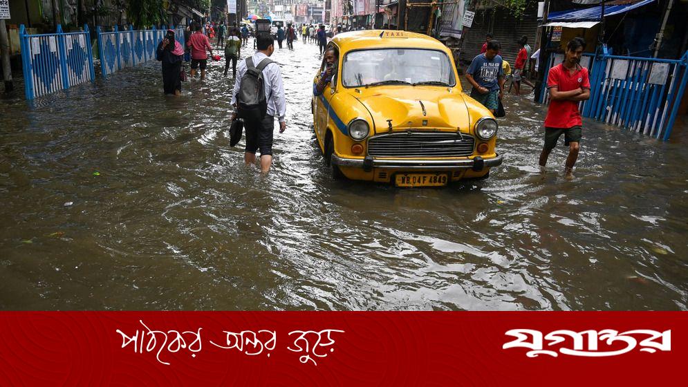 রেকর্ড বৃষ্টিতে ডুবল কলকাতা, অন্তত ১২ জনের মৃত্যু
