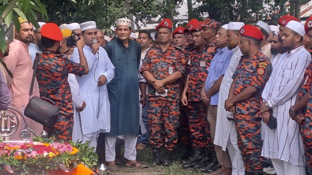 ফায়ার ফাইটার নুরুল হুদাকে রাষ্ট্রীয় মর্যাদায় দাফন