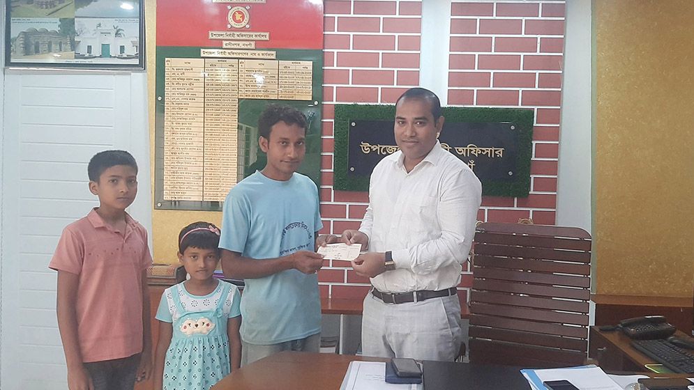 চিকিৎসার অভাবে মায়ের মৃত্যু, অসহায় শিশুকে ইউএনওর সহায়তা