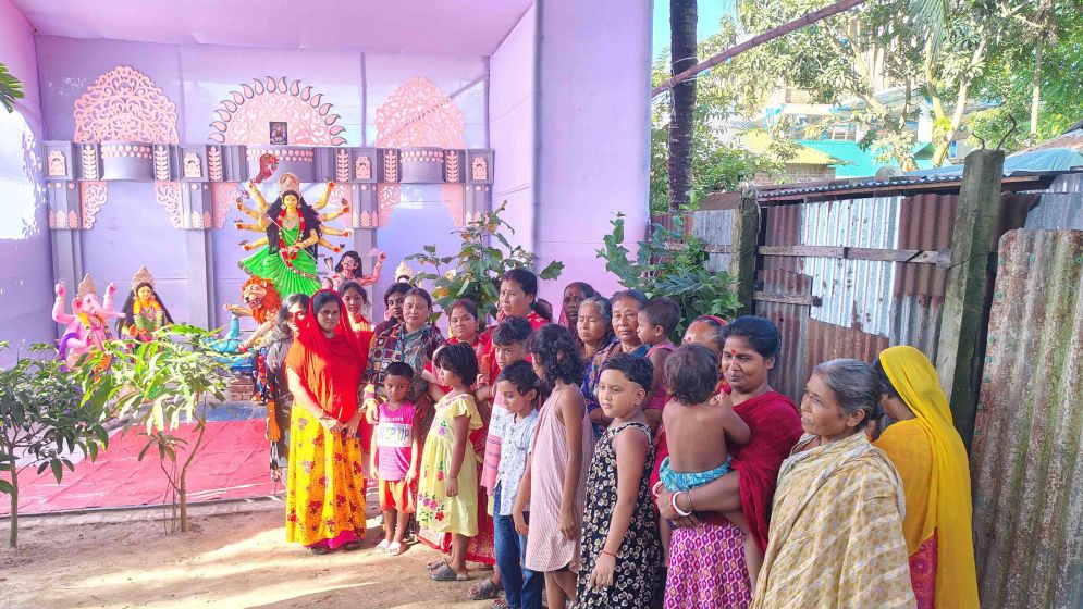 মুষ্টি চালের অর্থে দুর্গাপূজার আয়োজক মহল্লার ২৩ নারী
