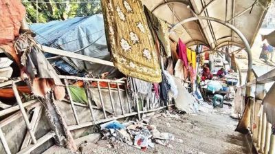 চলন্ত সিঁড়ি চলে না ব্রিজ যেন বস্তি