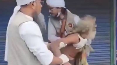 বৃদ্ধের চুল দাঁড়ি কেটে দেওয়ার ভাইরাল ভিডিও, কী ঘটেছিল আসলে?