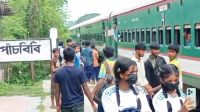 পাঁচবিবির ছোট প্ল্যাটফর্মে যাত্রীদের ভোগান্তি