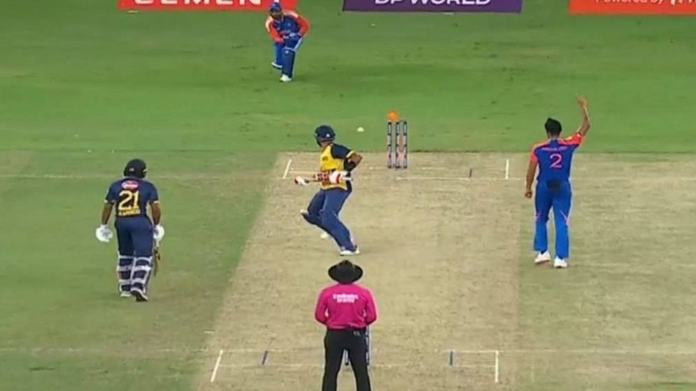 ক্রিজের অনেক বাইরে থাকতে ভাঙল স্টাম্প, তবু যে কারণে রান আউট হননি শানাকা