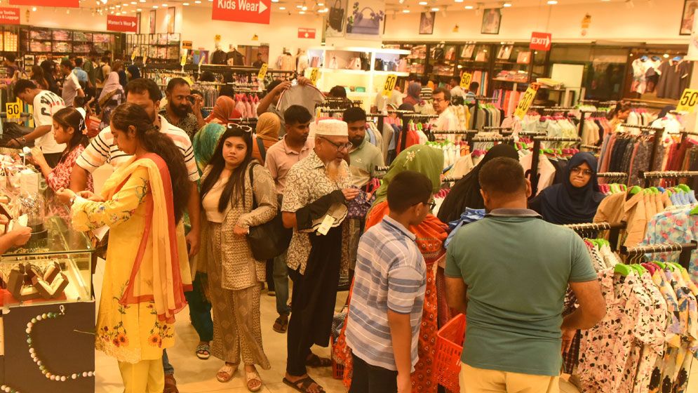 দুর্গোৎসবে সর্বত্র কেনাকাটার ধুম