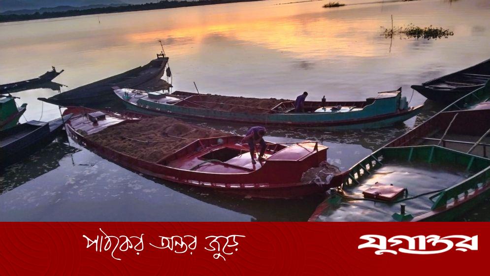 জাদুকাটায় পাড় কেটে খনিজ বালি চুরি, ৫ ট্রলার জব্দ