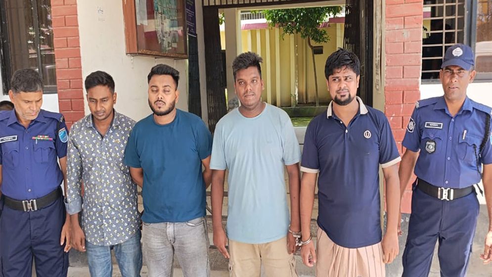 স্বৈরাচার হাসিনার জন্মদিনে খিচুড়ি রান্নার সময় নিষিদ্ধ ছাত্রলীগের ৪ নেতাকর্মী আটক