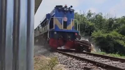 ইঞ্জিন বন্ধ হয়ে রেললাইনে আটকে পড়া নসিমনে ট্রেনের ধাক্কা