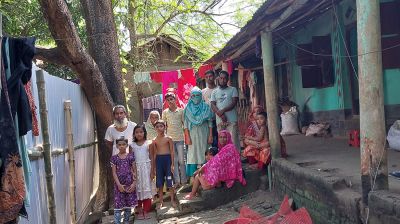 শিক্ষকের বাড়ির সামনে বেড়া দিলেন আ.লীগ-যুবলীগ নেতাকর্মীরা
