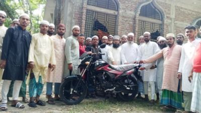 ২৩ বছর ধরে ইমামতি, বাইক উপহার পেয়ে আবেগাপ্লুত ইমাম