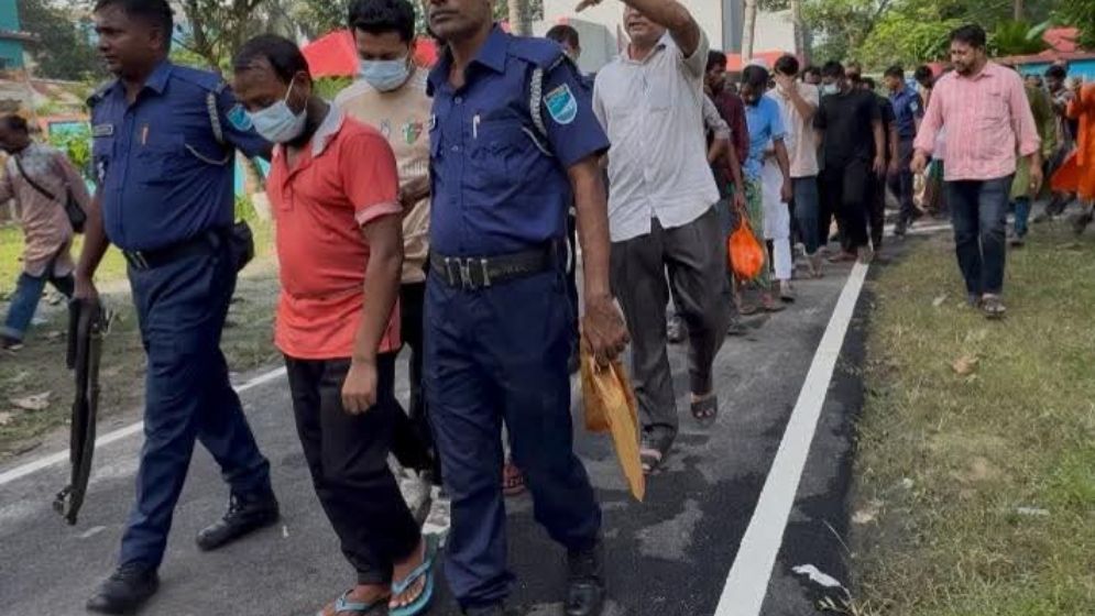 শ্রীপুরে পুলিশের অভিযান, গ্রেফতার ৪০