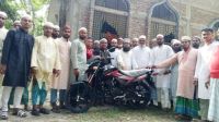 ২৩ বছর ধরে ইমামতি, বাইক উপহার পেয়ে আবেগাপ্লুত ইমাম
