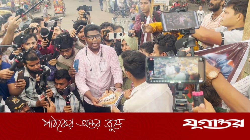 জন্মদিনে হাসিনাকে জুতাপেটা, কুকুরকে খাওয়ানো হলো কেক!
