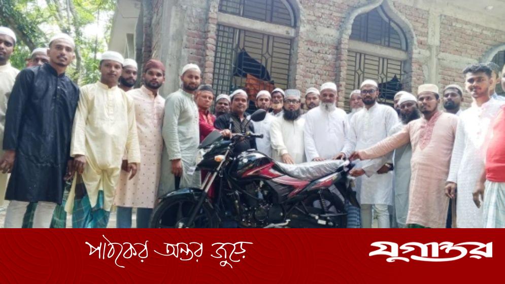 ২৩ বছর ধরে ইমামতি, বাইক উপহার পেয়ে আবেগাপ্লুত ইমাম
