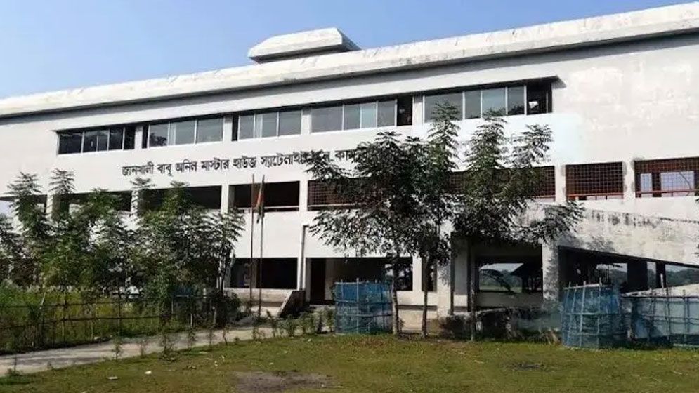 ছাত্রদের দিয়ে সুপারি পাড়ার অভিযোগ