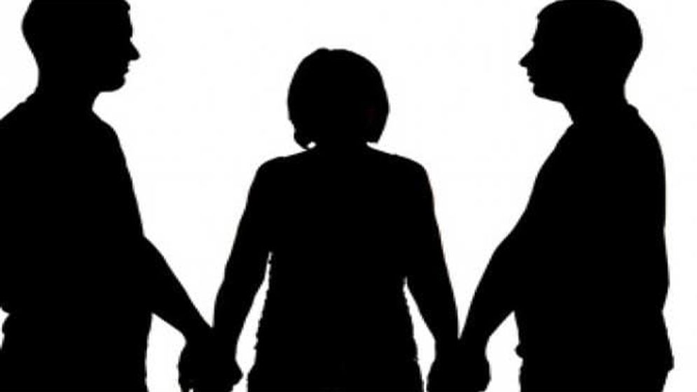 এক নারীর দুই স্বামী নিয়ে তোলপাড়