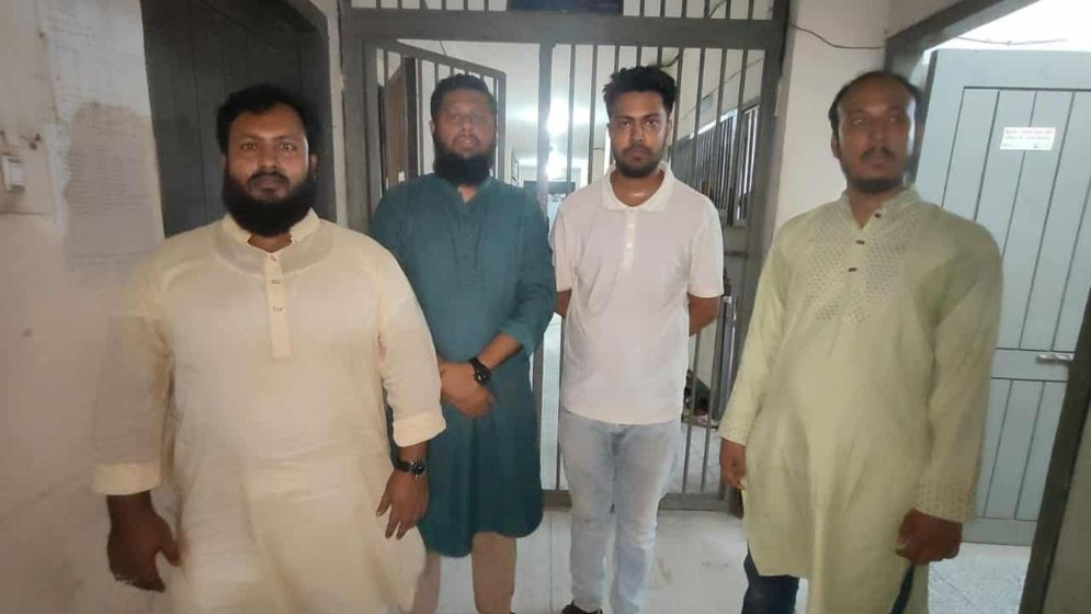 ‎রাজধানীতে মব তৈরি করে চাঁদাবাজি করা সেই সমন্বয়ক হাতেনাতে ধরা