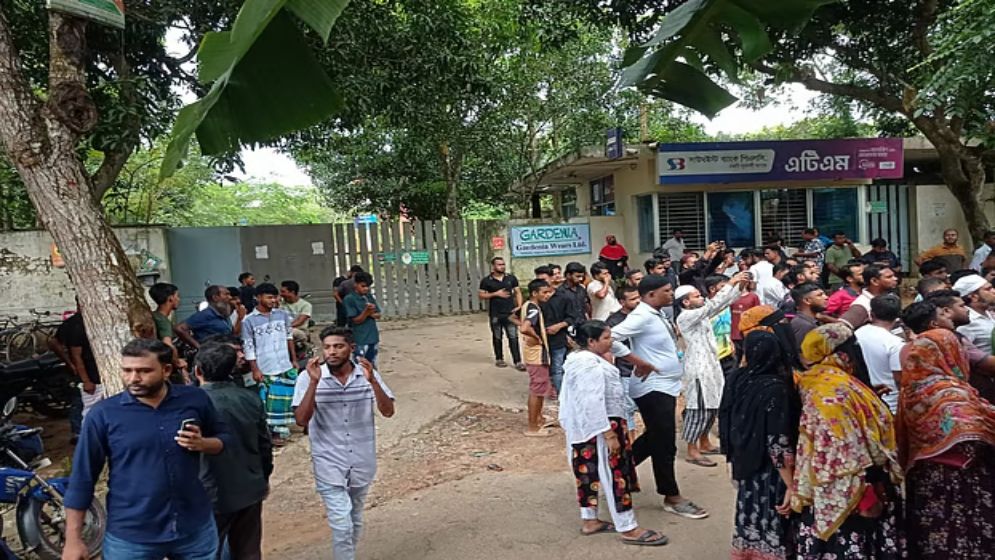 বকেয়া বেতনের দাবিতে গাজীপুরে শ্রমিকদের সড়ক অবরোধ