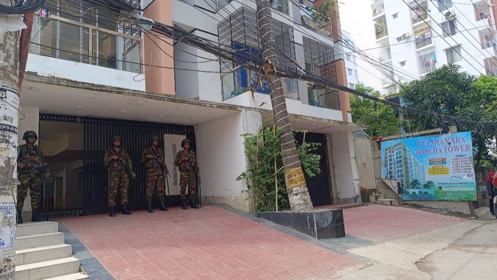 গোপন কক্ষে ৬ গাড়ি রেখেই অভিযান শেষ করলেন ম্যাজিস্ট্রেট