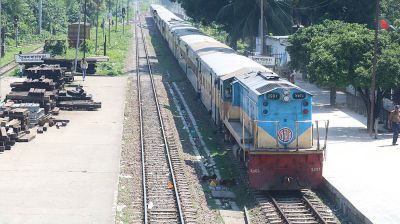 চলন্ত ট্রেনে পাথর নিক্ষেপ, রক্তাক্ত যাত্রী