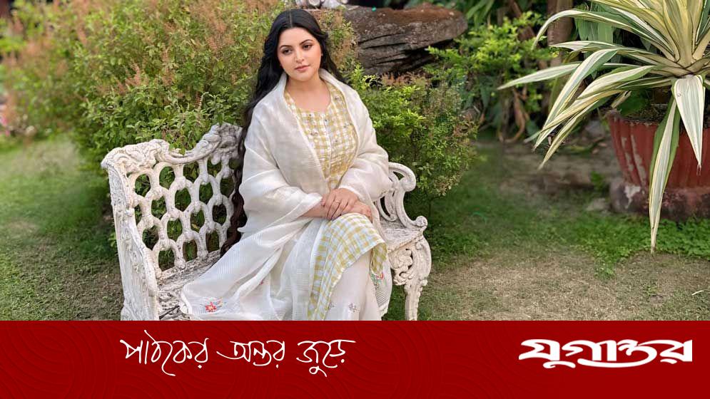 নজরকাড়া পোশাক আর গহনায় দ্যুতি ছড়ালেন পরীমনি