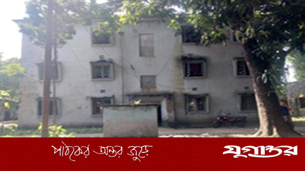 সরকারি কোয়ার্টারে বিনা ভাড়ায় থাকেন কর্মচারীরা