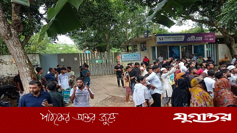 বকেয়া বেতনের দাবিতে গাজীপুরে শ্রমিকদের সড়ক অবরোধ