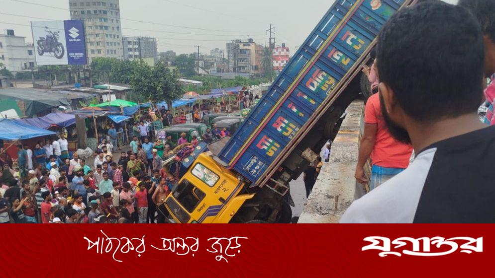নিয়ন্ত্রণ হারিয়ে ফ্লাইওভারে ঝুলে রইল ট্রাক