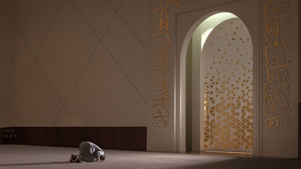 দাঁতে আটকে থাকা খাবার খেয়ে ফেললে কি নামাজ হবে?