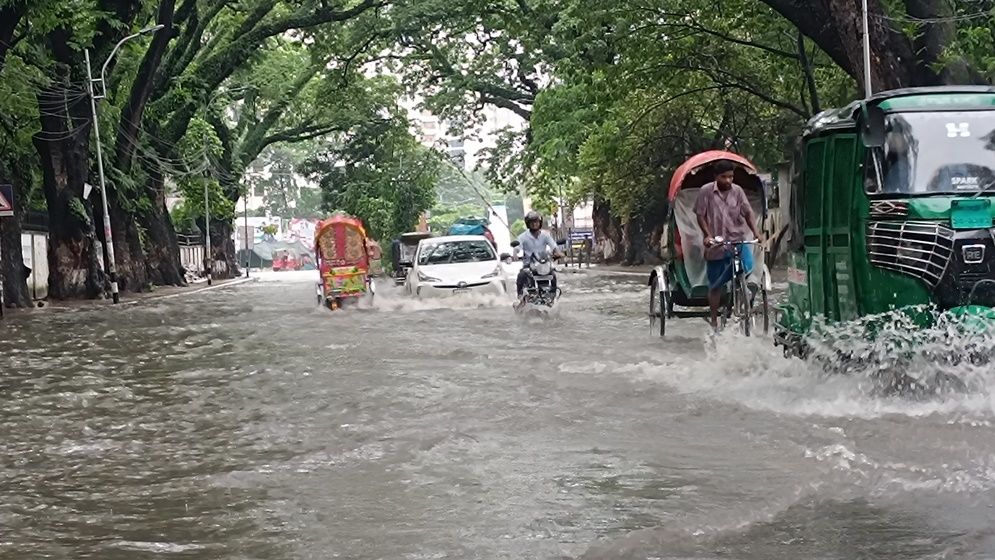রাজধানীতে রাতভর বৃষ্টি, সড়কে জলাবদ্ধতা