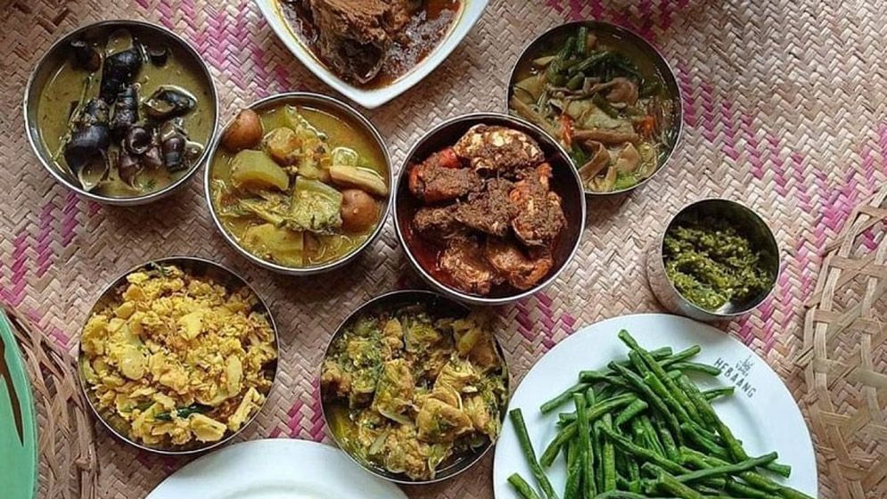 অন্য ধর্মাবলম্বীদের হাতে বানানো খাবার খাওয়া জায়েজ?