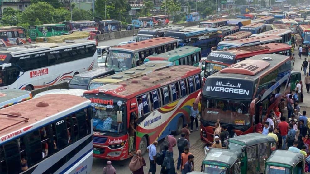 ঢাকা-চট্টগ্রাম মহাসড়কে ১০ ঘণ্টায়ও যান চলাচল স্বাভাবিক হয়নি