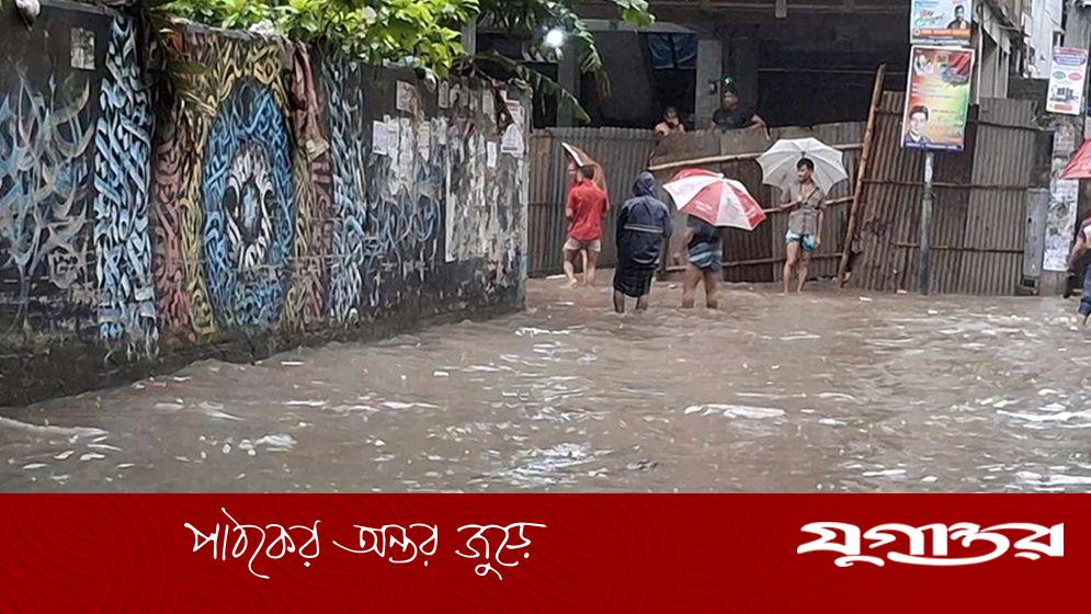 রাজধানীতে রাতভর বৃষ্টি, সড়কে জলাবদ্ধতা