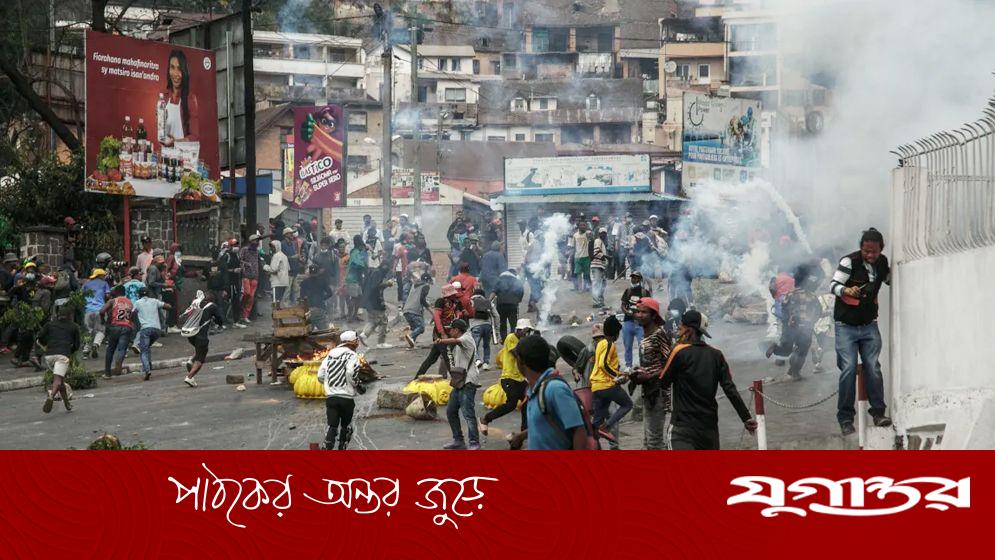 এবার প্রেসিডেন্ট ও প্রধানমন্ত্রীকে ক্ষমা চাইতে বলল জেন-জি
