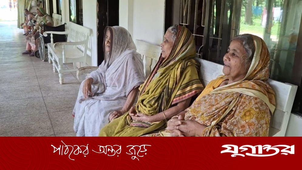 চরম একাকিত্ব, তবুও আশীর্বাদ-সন্তানরা ভালো থাকুক