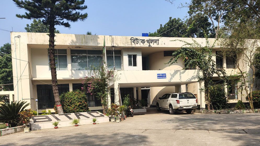 খুলনায় ‘আওয়ামী স্টাইলে’ বিটাক চালাচ্ছেন মোর্শেদ