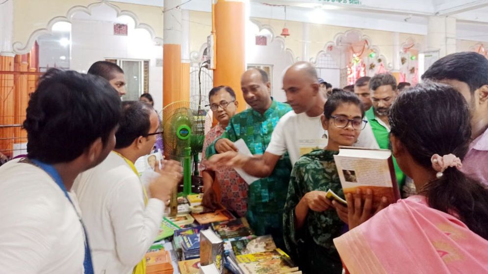 লিফলেট নিয়ে মন্দিরে মন্দিরে স্বেচ্ছাসেবক দল