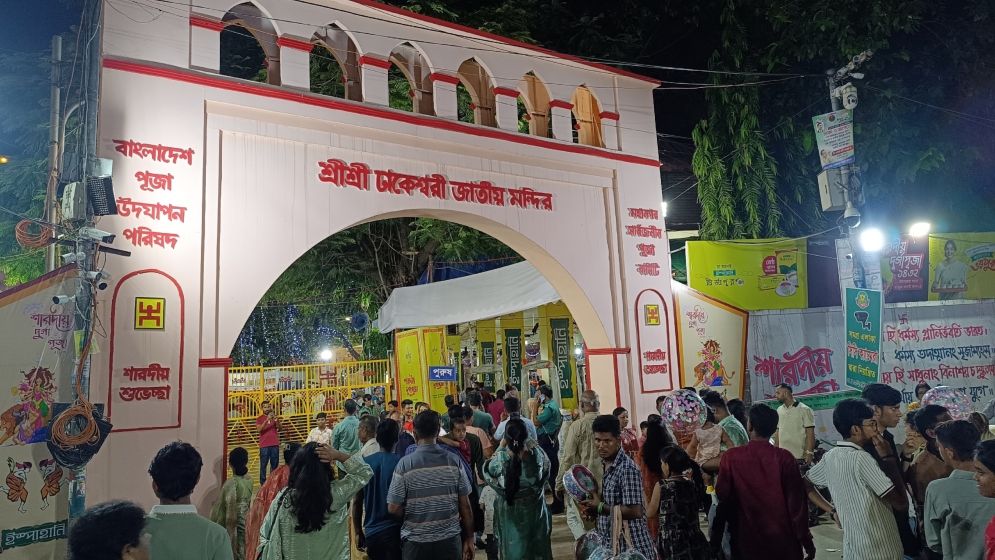 ঢাকেশ্বরী মন্দিরে গভীর রাতে মহানবমীর ঢল