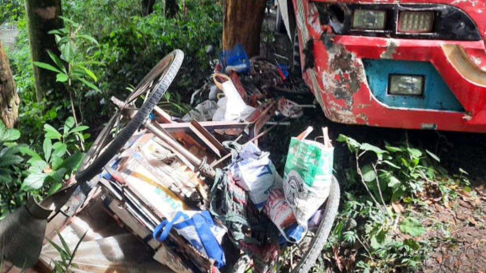 ঝিনাইদহে বাস-ভ্যানের সংঘর্ষে প্রাণ গেল শিশুসহ দুজনের