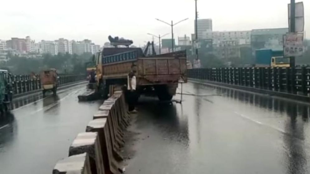 গাড়ির ধাক্কায় দুই ট্রাকচালকের মৃত্যু