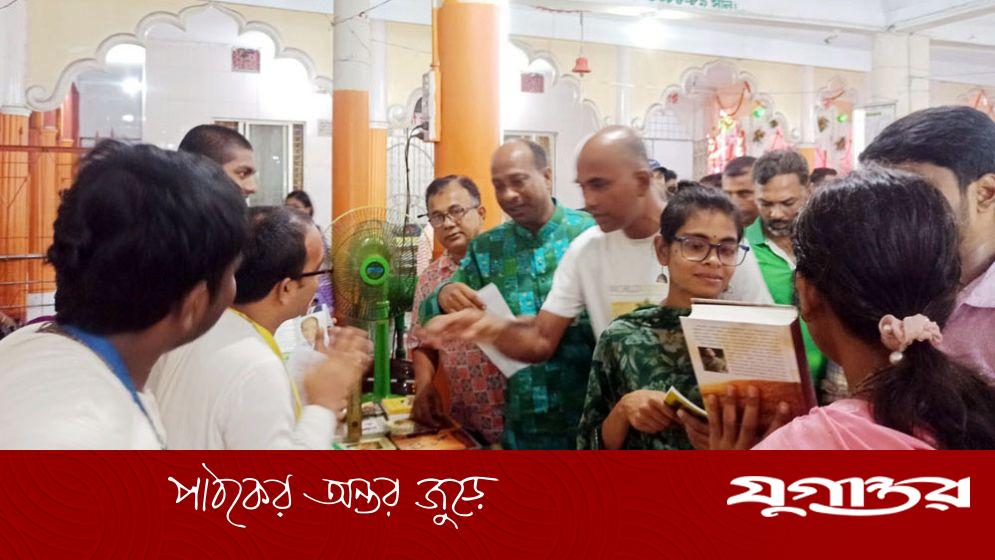 লিফলেট নিয়ে মন্দিরে মন্দিরে স্বেচ্ছাসেবক দল