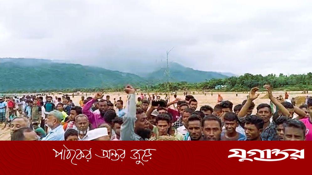 খনিজ বালি লুট ঠেকাতে জাদুকাটার চরে মানববন্ধন