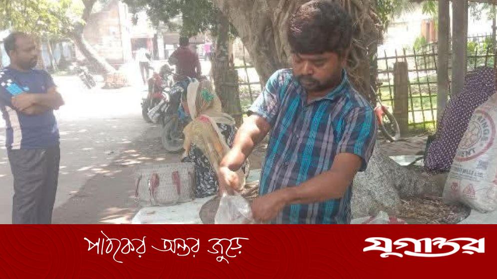 তবুও জীবনযুদ্ধে হার মানেননি প্রতিবন্ধী গোবিন্দ