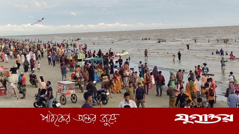 হোটেলে জায়গা নেই, সৈকতে রাতযাপন