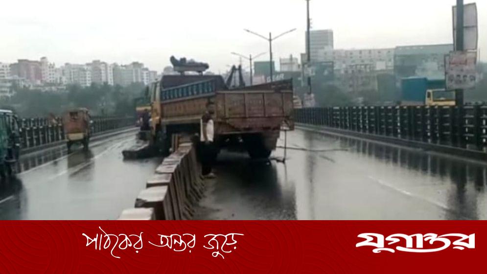 গাড়ির ধাক্কায় দুই ট্রাকচালকের মৃত্যু