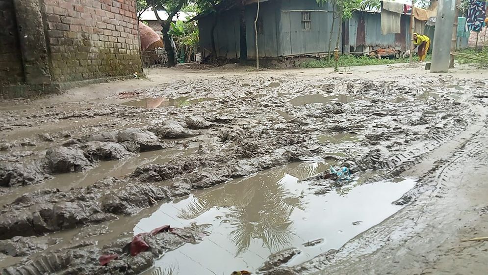 রাস্তায় চলতে কাঁদছে মানুষ, কথা রাখেনি কেউ